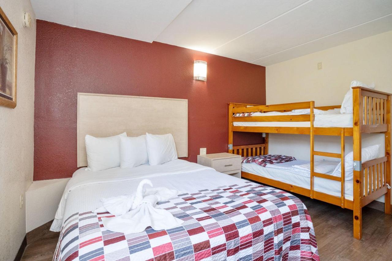 Red Roof Inn & Suites Pigeon Forge Parkway Екстериор снимка