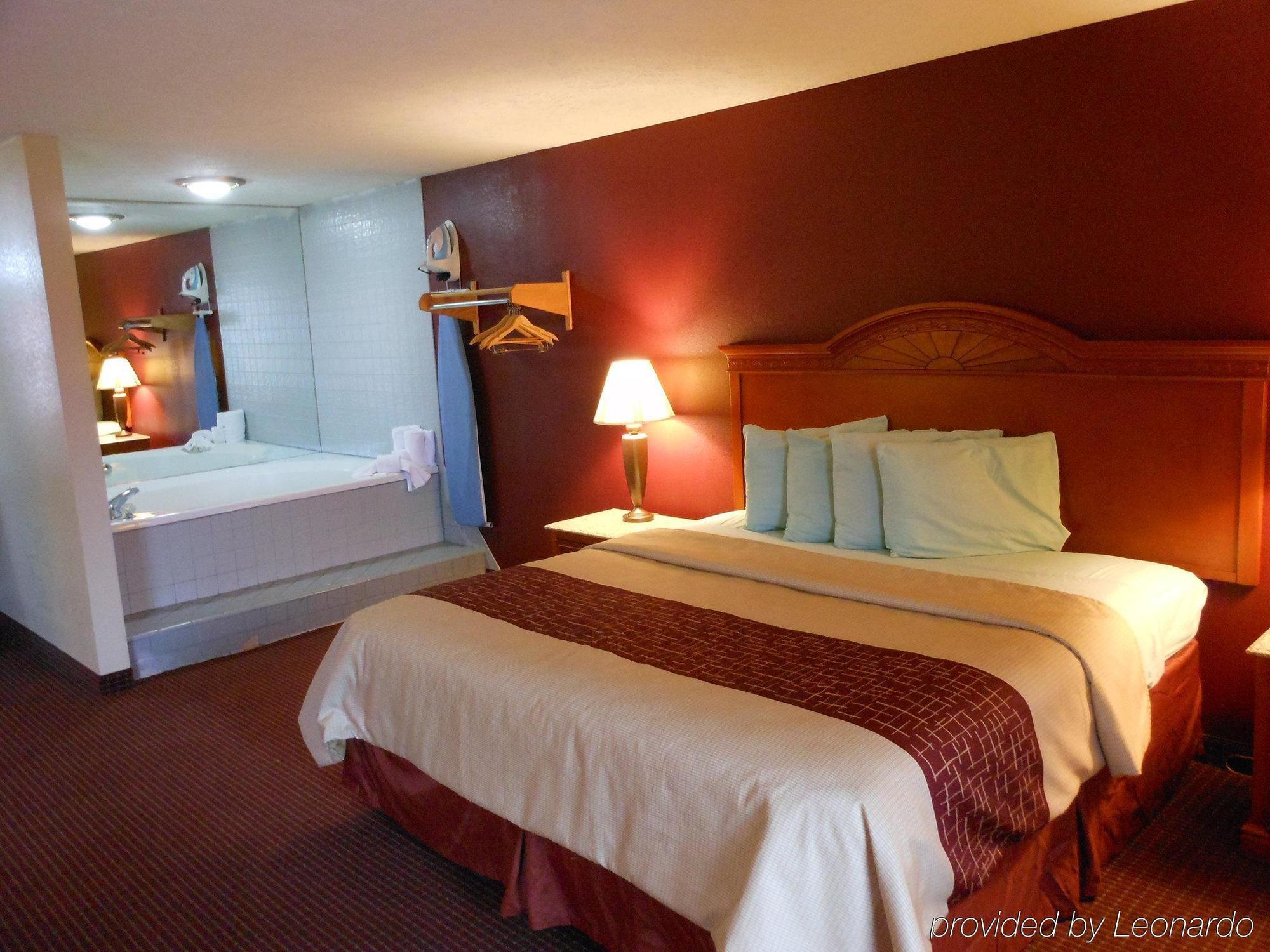 Red Roof Inn & Suites Pigeon Forge Parkway Екстериор снимка