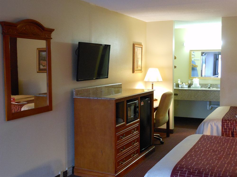Red Roof Inn & Suites Pigeon Forge Parkway Екстериор снимка