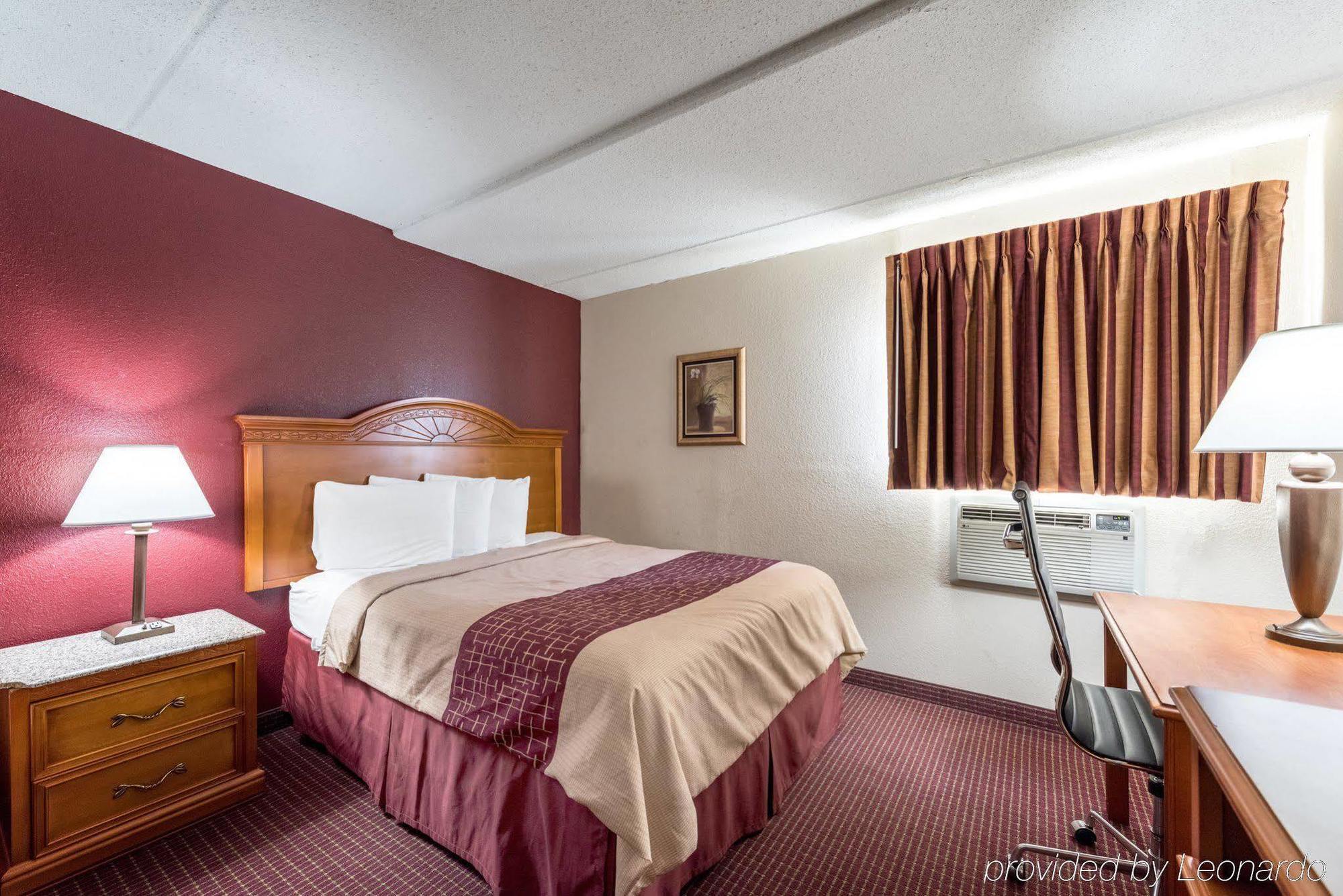 Red Roof Inn & Suites Pigeon Forge Parkway Екстериор снимка