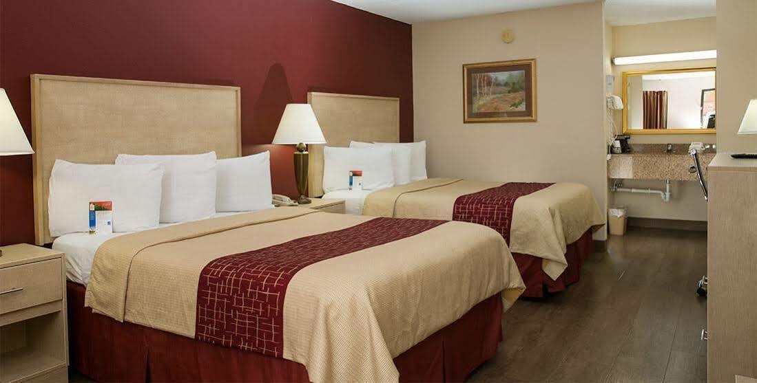Red Roof Inn & Suites Pigeon Forge Parkway Екстериор снимка